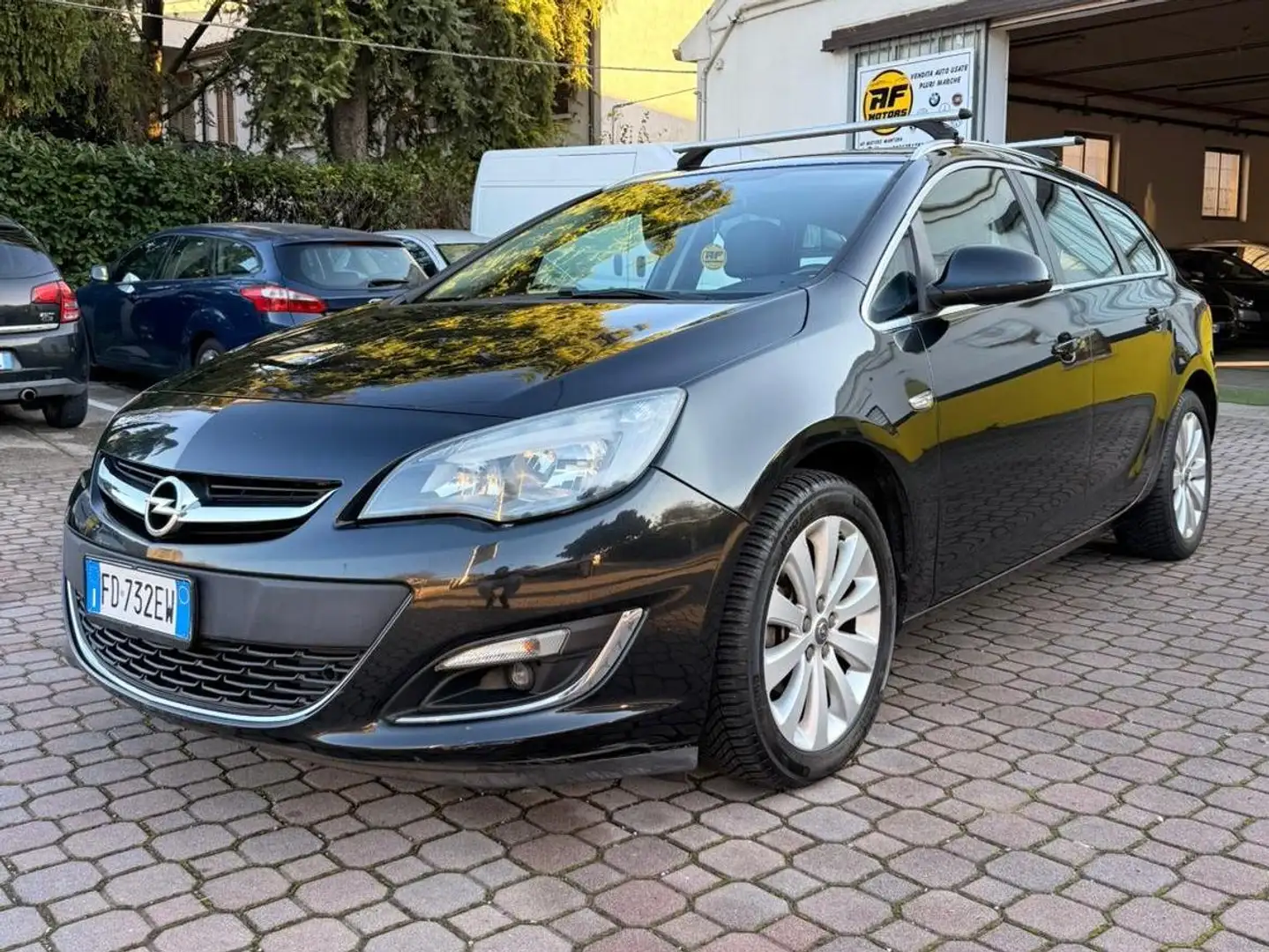 Opel Astra Astra IV 2010 Sports Tourer Sports Tourer 1.4 t Zwart - 1