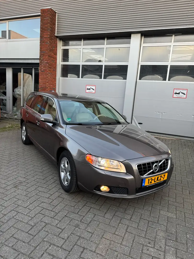 Volvo V70 2.5T Momentum Automaat Plateado - 1