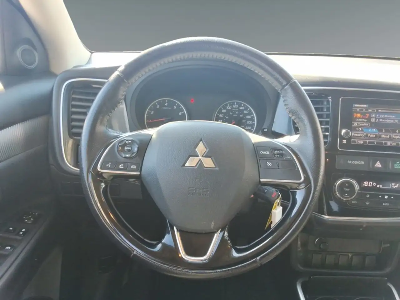 Mitsubishi Outlander снимка Mitsubishi Outlander
