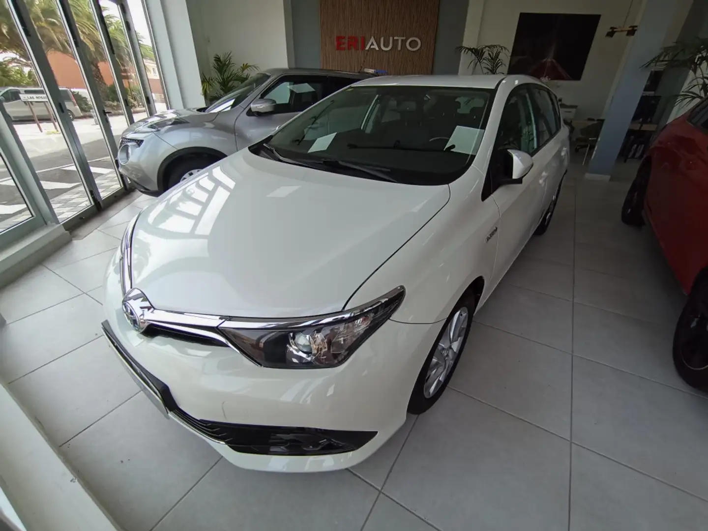 Toyota Auris hybrid 140H Active Blanc - 2
