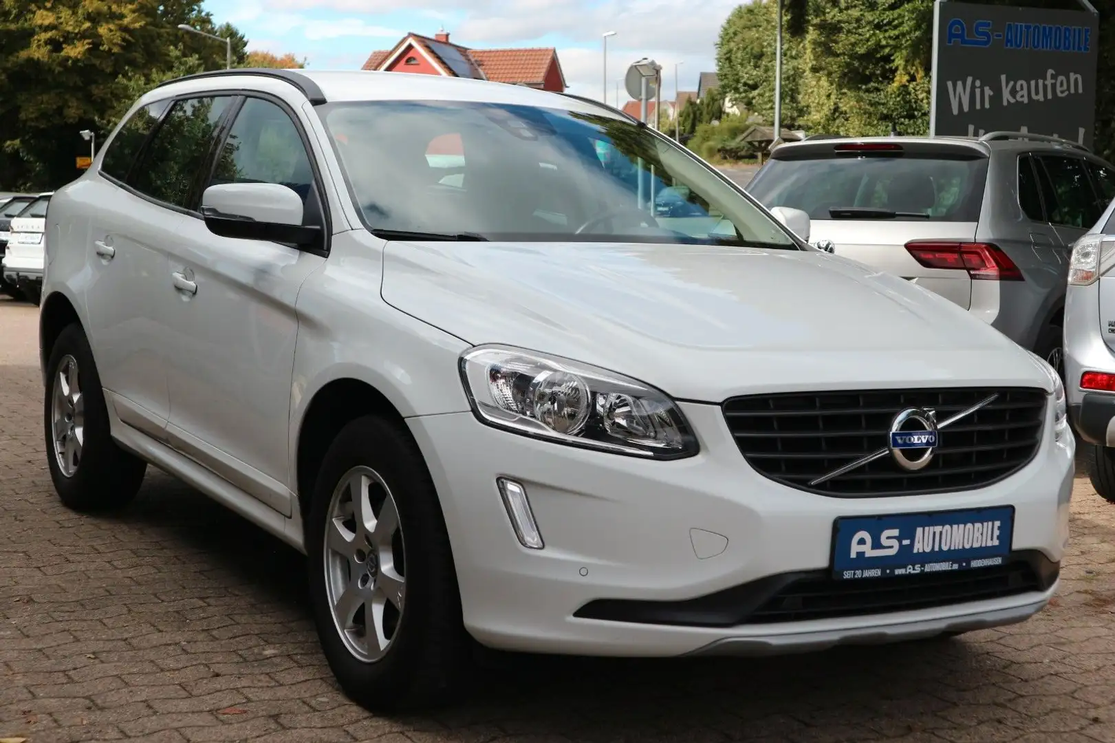 Volvo XC60 Kinetic 2WD *2.HD/RFK/NAV/TEMPO/PDC* Weiß - 1