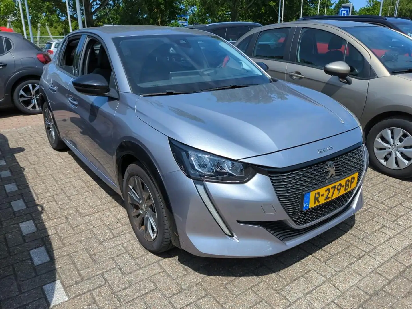 Peugeot e-208 EV Allure Pack 50 kWh | Stoelverwarming | Keyless Grijs - 2