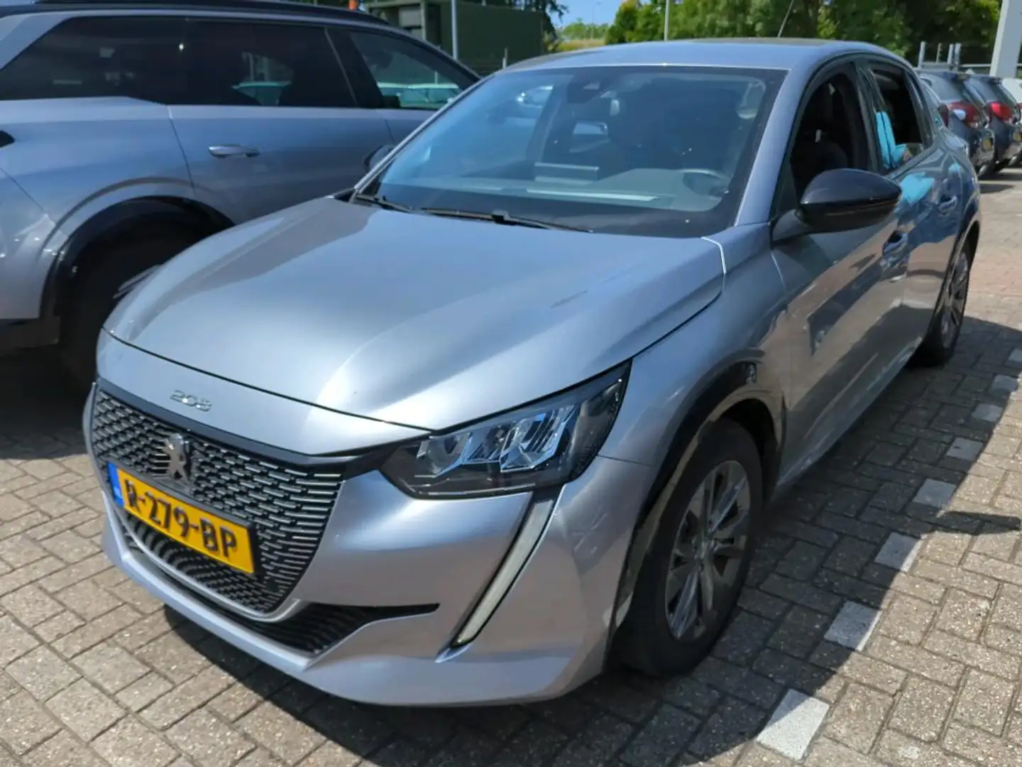 Peugeot e-208 EV Allure Pack 50 kWh | Stoelverwarming | Keyless Grijs - 1