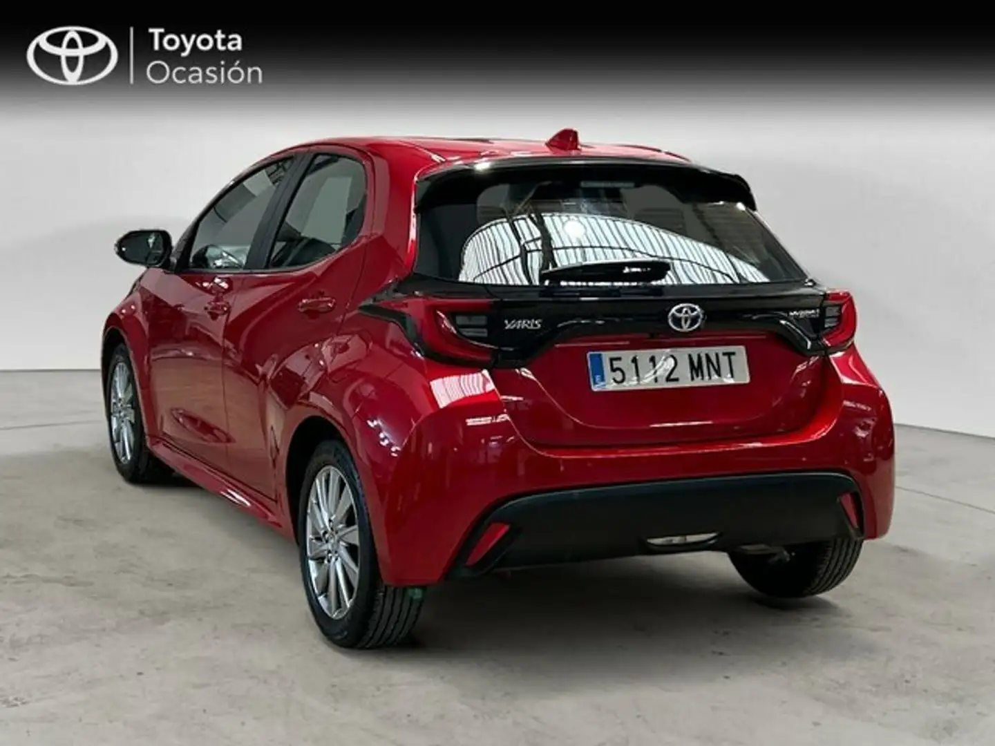 Toyota Yaris 5 Puertas Active Tech 120H Automático (e-CVT) Rojo - 2