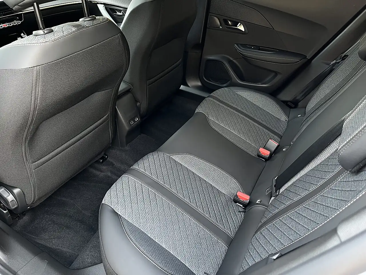 Peugeot 2008 PureTech 100 Allure 6-Gang-Manuell!TOP ANGEBOT! 10