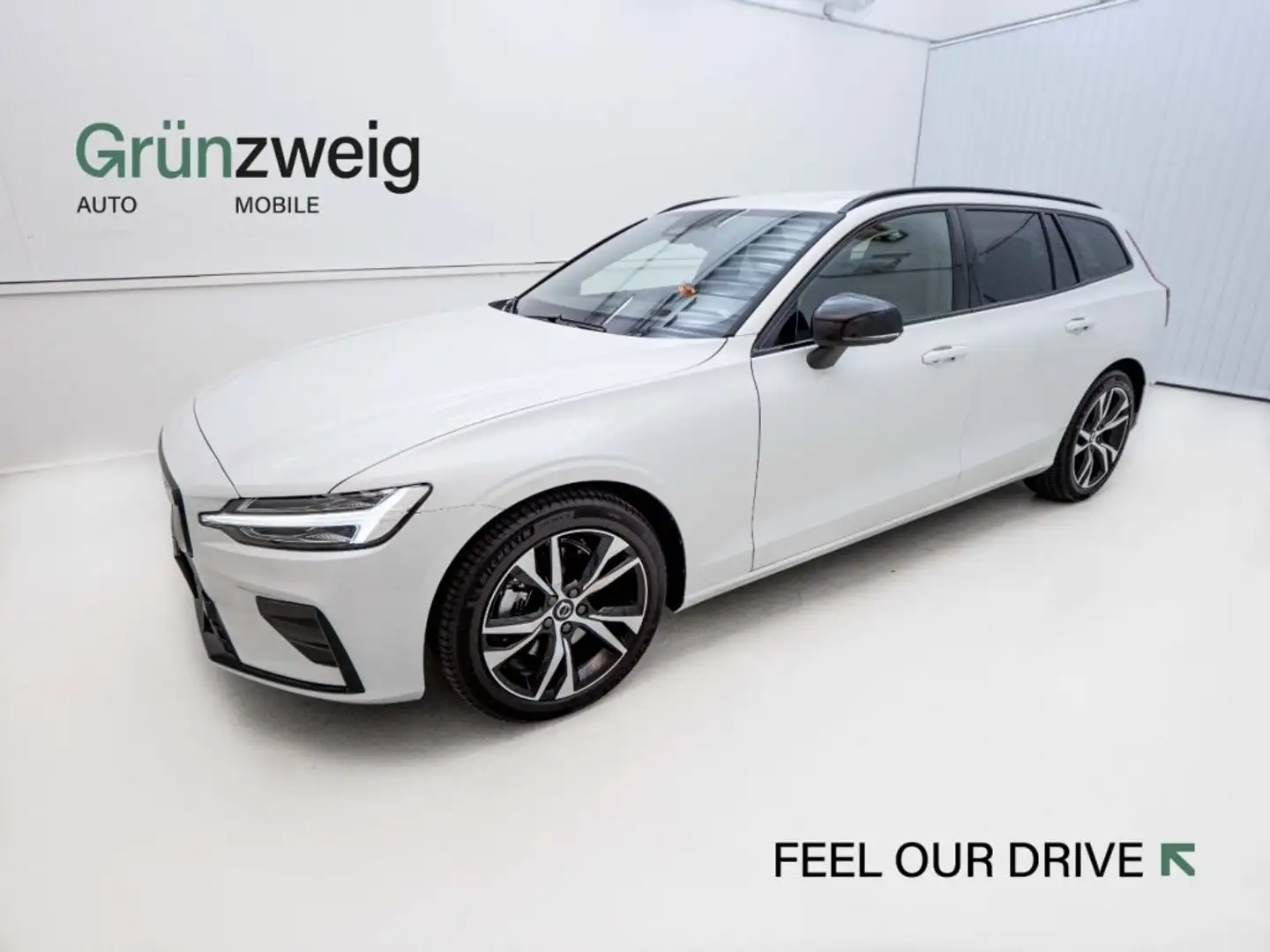 Volvo V60 Plus, T6 AWD Plug-in Hybrid, Elektrisch/Benzin, Da Weiß - 1