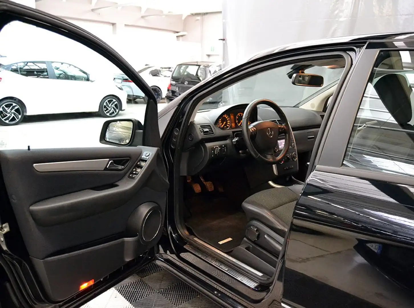 Mercedes-Benz A 160 BlueEFFICIENCY Avantgarde Service M.B. Noir - 2