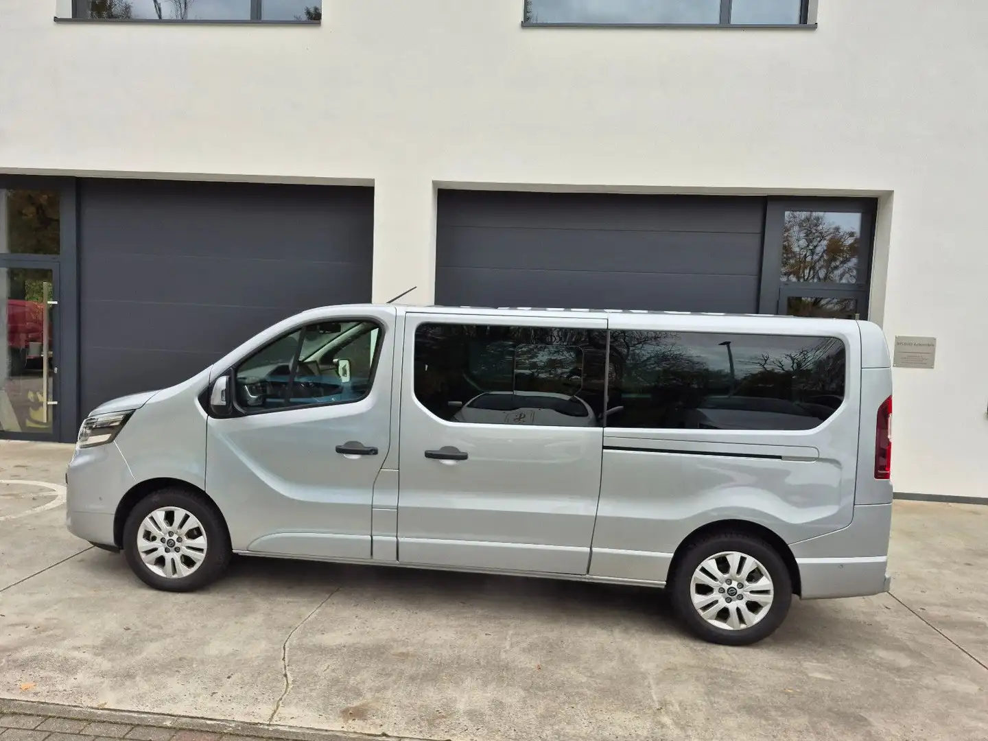 Nissan Primastar Kombi L2H1 3,0t Tekna+Led+Navi+Kamera Серебристый - 1