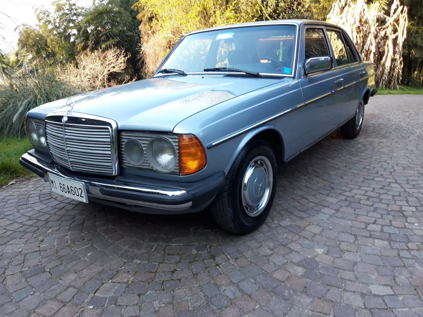 Mercedes-Benz 200 w123 200 5 marce Blau - 1