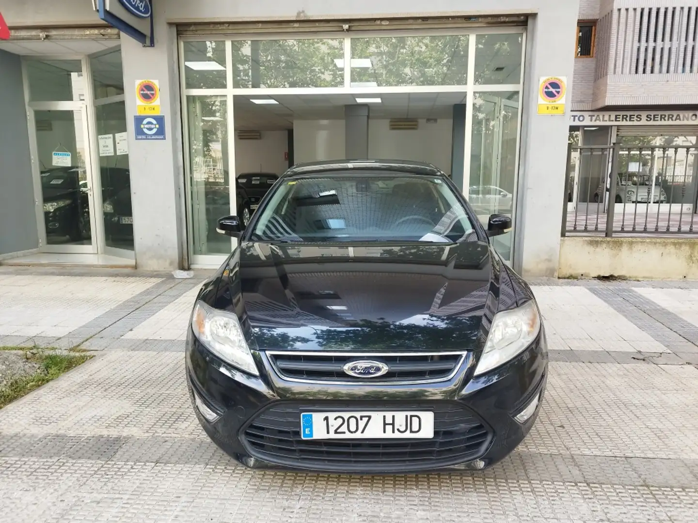 Ford Mondeo 1.6TDCi ECOnetic Auto-S&S Trend Zwart - 2
