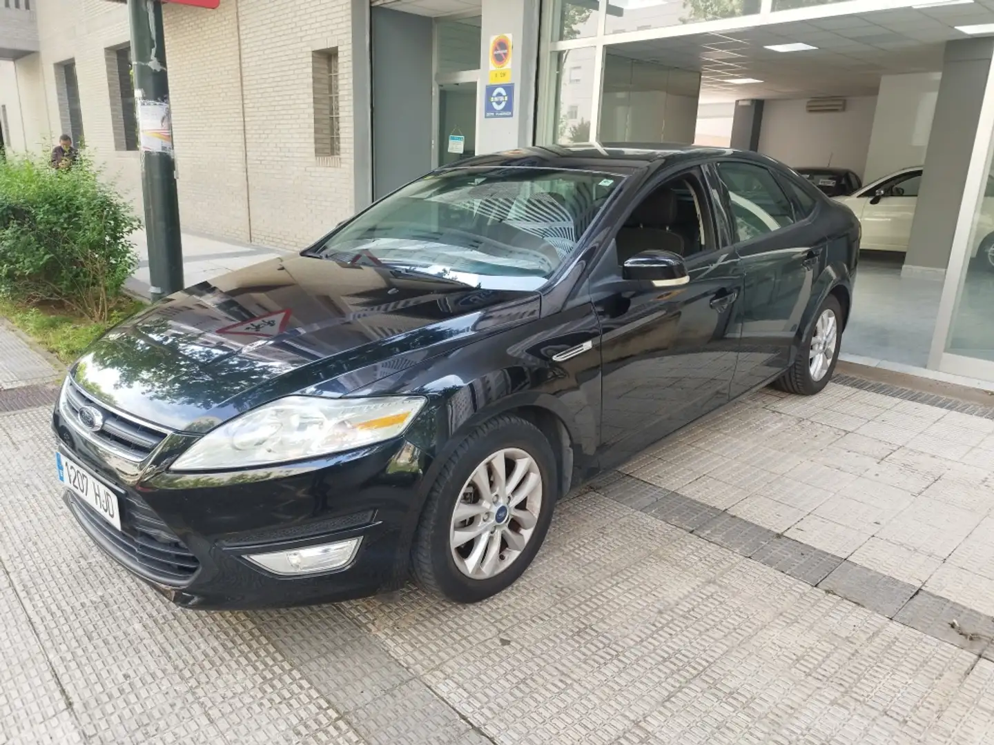 Ford Mondeo 1.6TDCi ECOnetic Auto-S&S Trend Zwart - 1