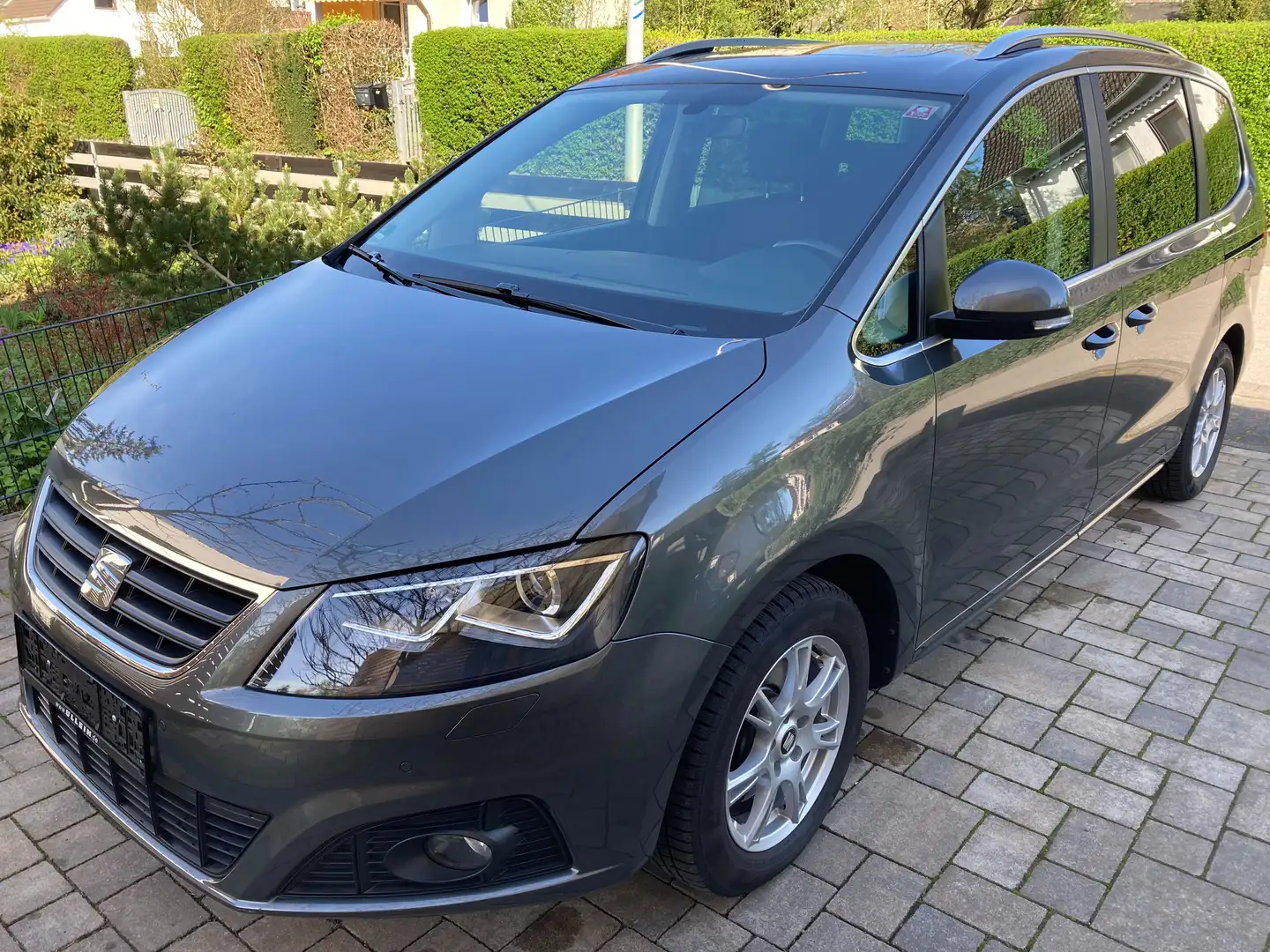 SEAT Alhambra Style Plus mit Pano & 7-Si & AHK & elek. Türen Gris - 1