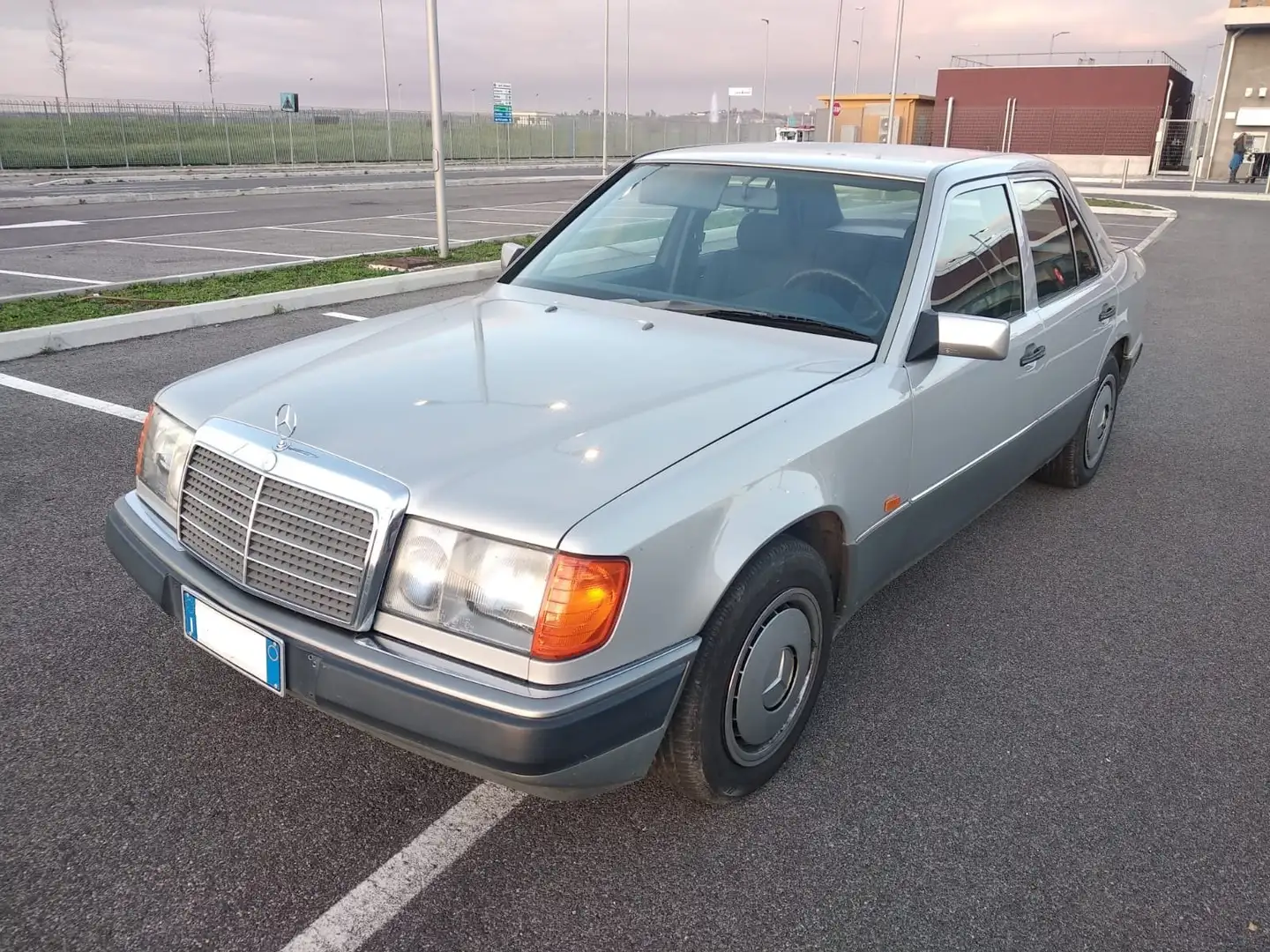 Mercedes-Benz 200 Plateado - 1