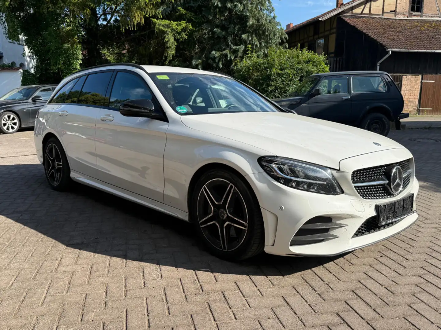Mercedes-Benz C 300 d T Aut. AMG Line NIGHT+LED+NAV+DISTR+AMBI Weiß - 1