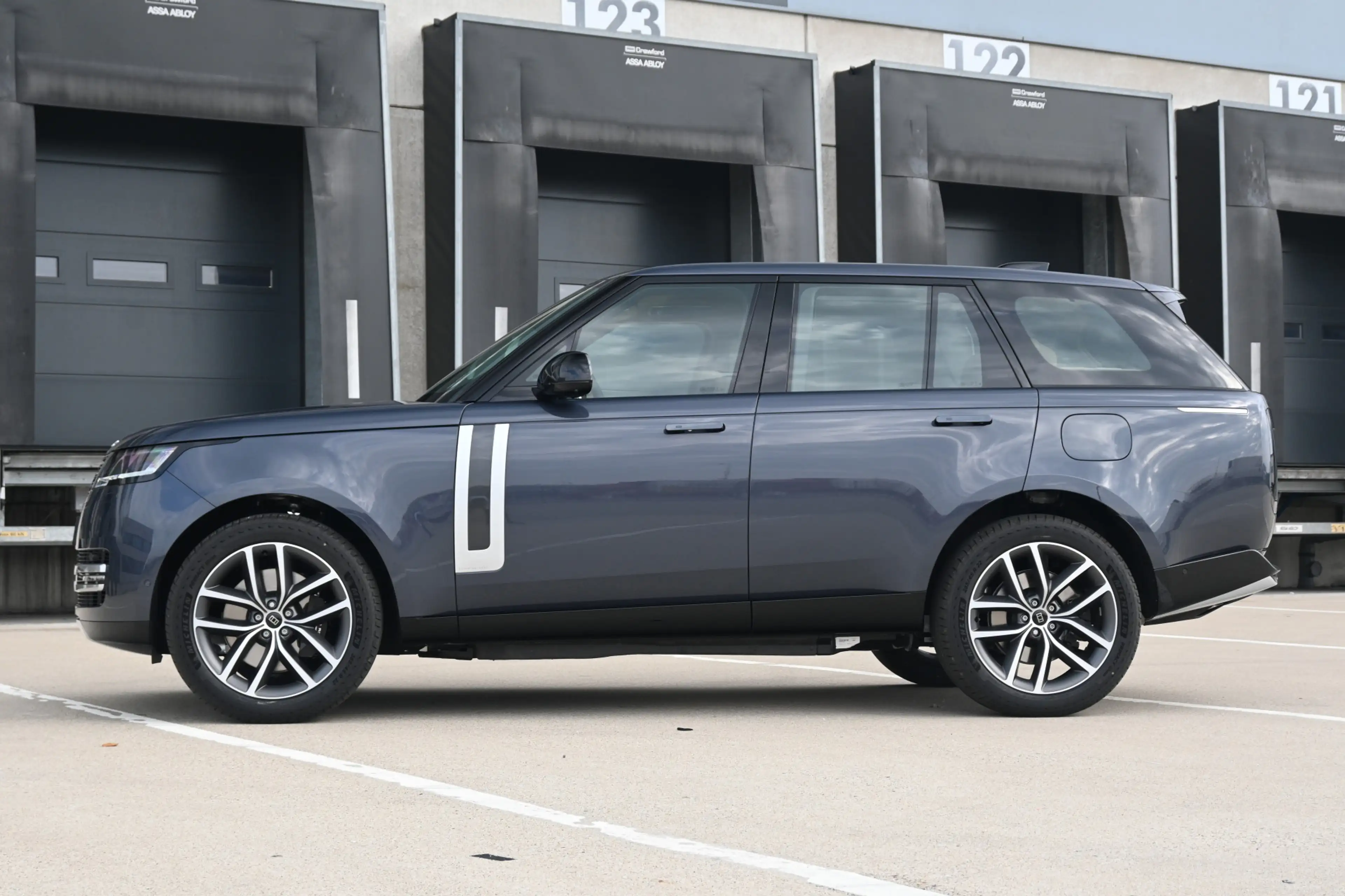 Land Rover Range Rover 3.0 P550e Autobiography PHEV — photo 9