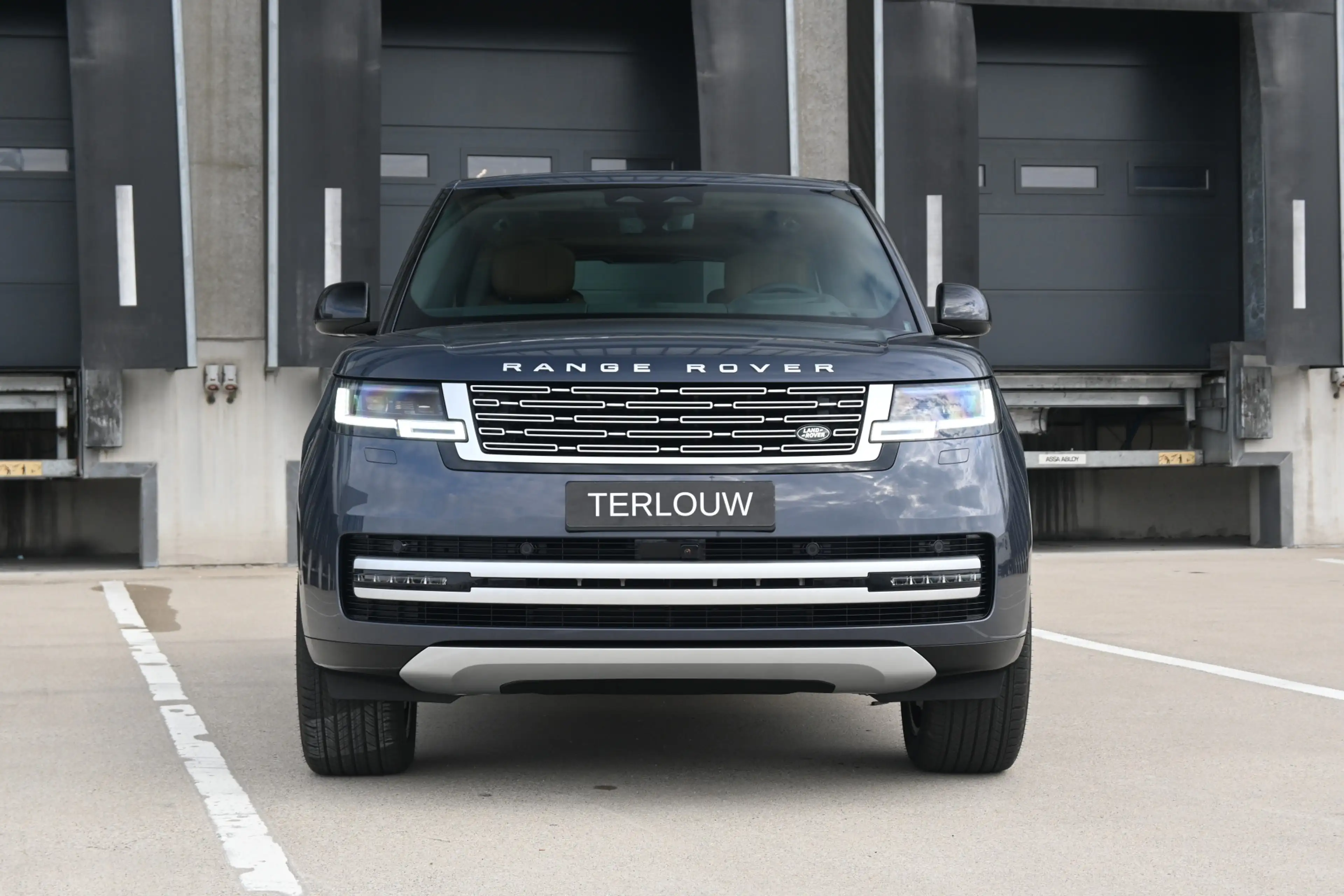 Land Rover Range Rover 3.0 P550e Autobiography PHEV — photo 5