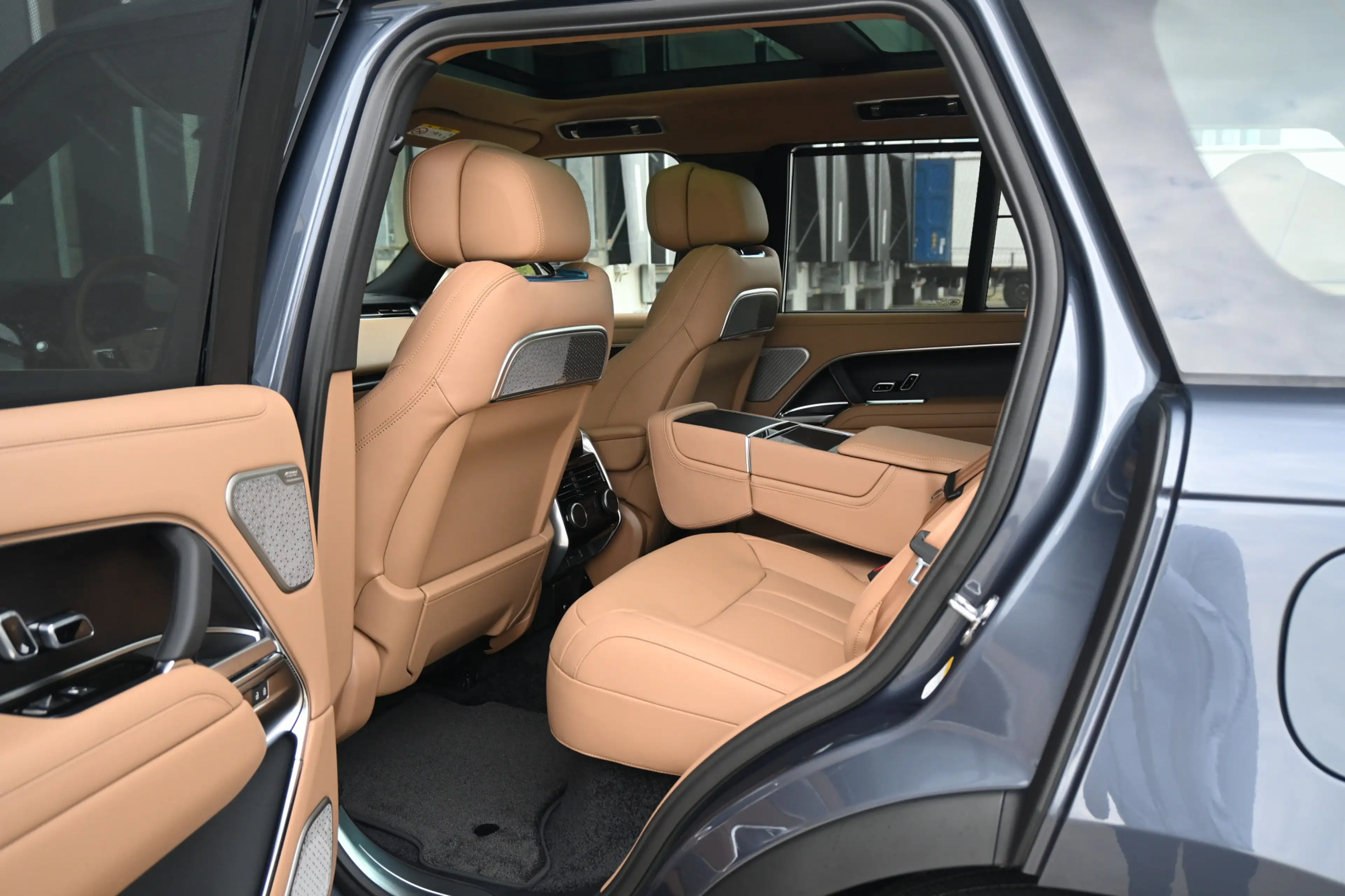 Land Rover Range Rover 3.0 P550e Autobiography PHEV — photo 7