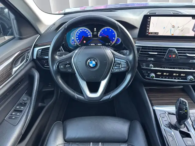 BMW 5 Series view 11