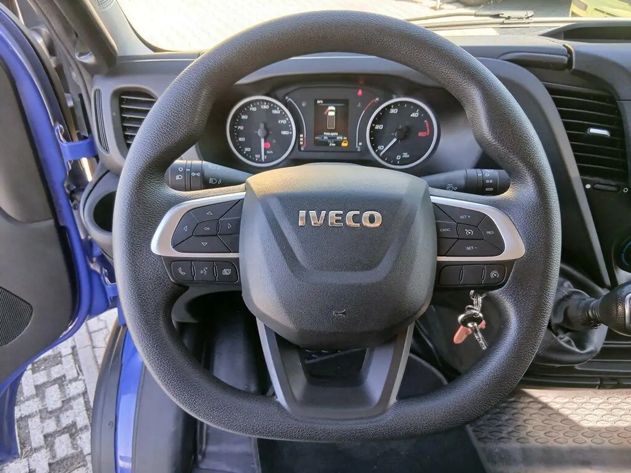 Iveco Daily 2023 — фото 8