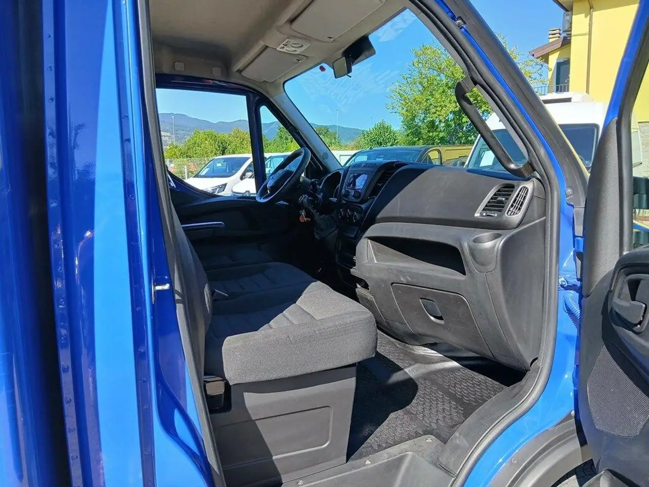 Iveco Daily 2023 — фото 10