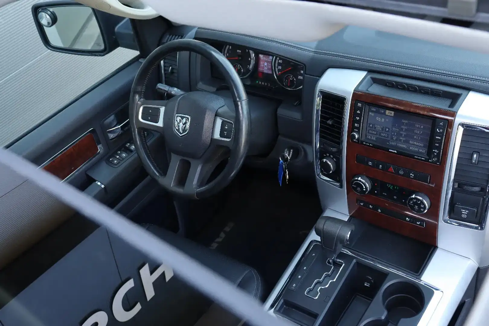 Dodge RAM 1500 LARAMIE 5.7 V8 l LARAMIE l QUAD CAB l ABC UIT Gris - 2