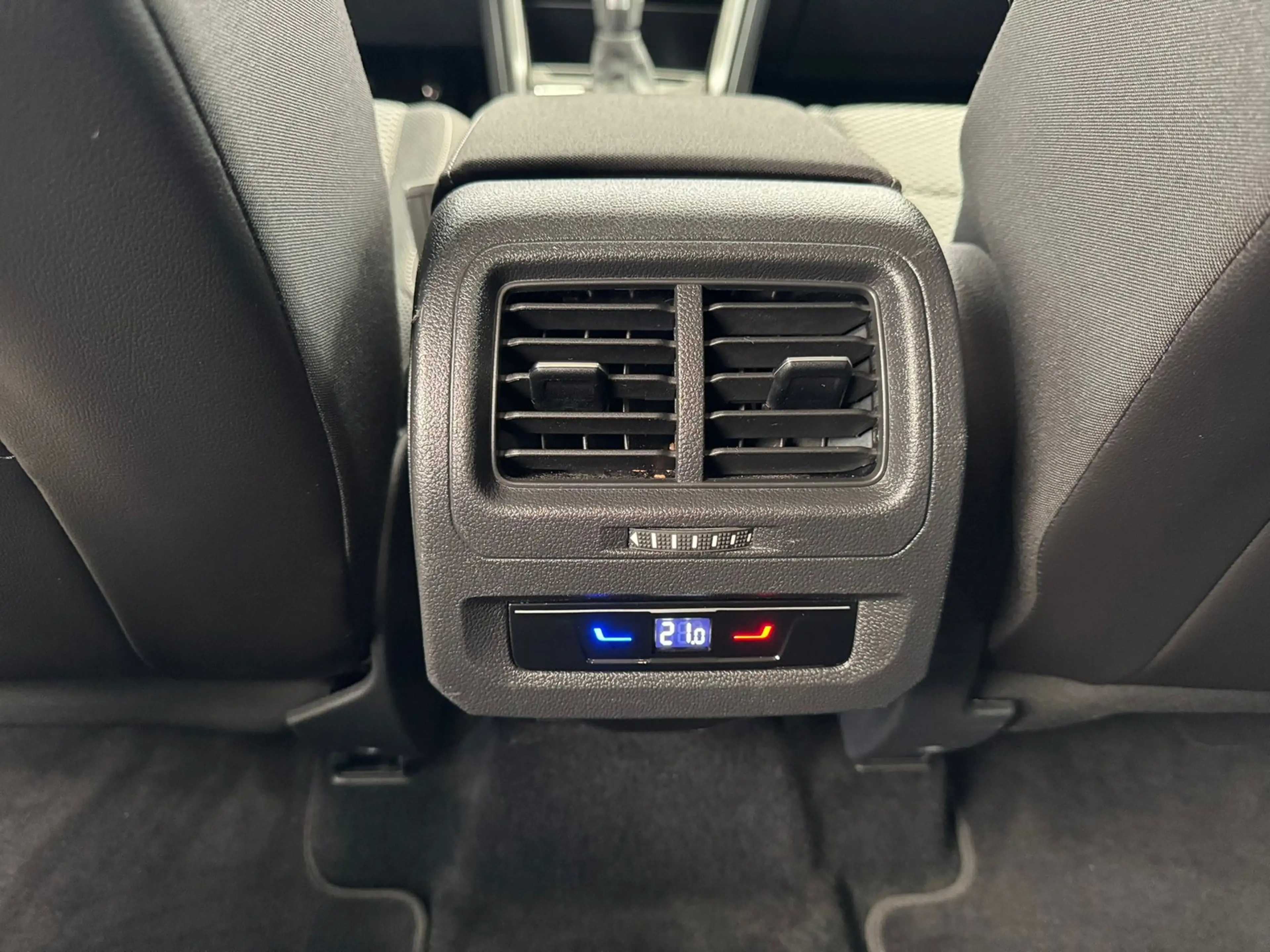 Volkswagen Touran Comfortline 2.0TDI DSG+RFK+LED+NAVI+KEYLESS+KLIMA — photo 15