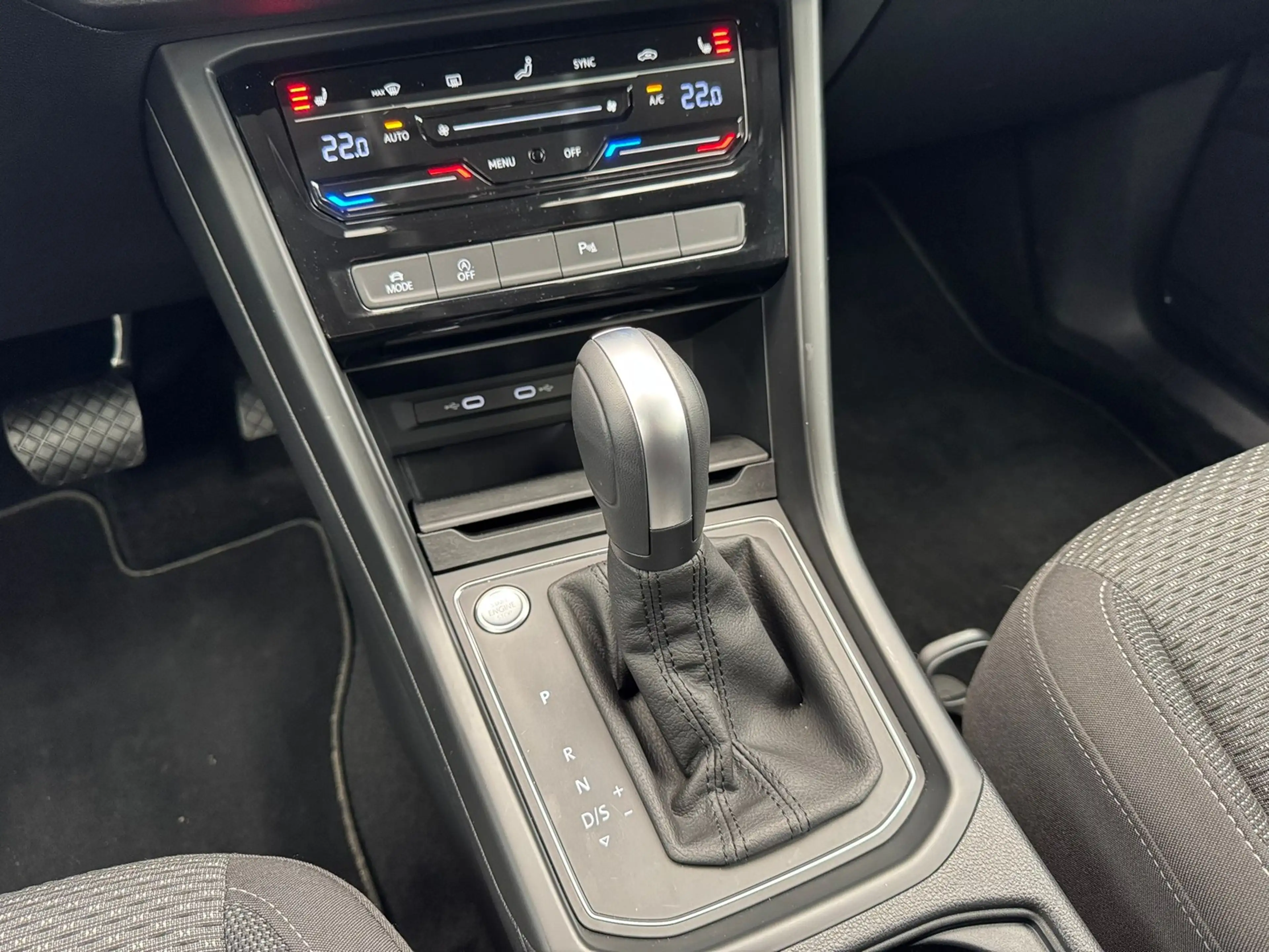 Volkswagen Touran Comfortline 2.0TDI DSG+RFK+LED+NAVI+KEYLESS+KLIMA — photo 8