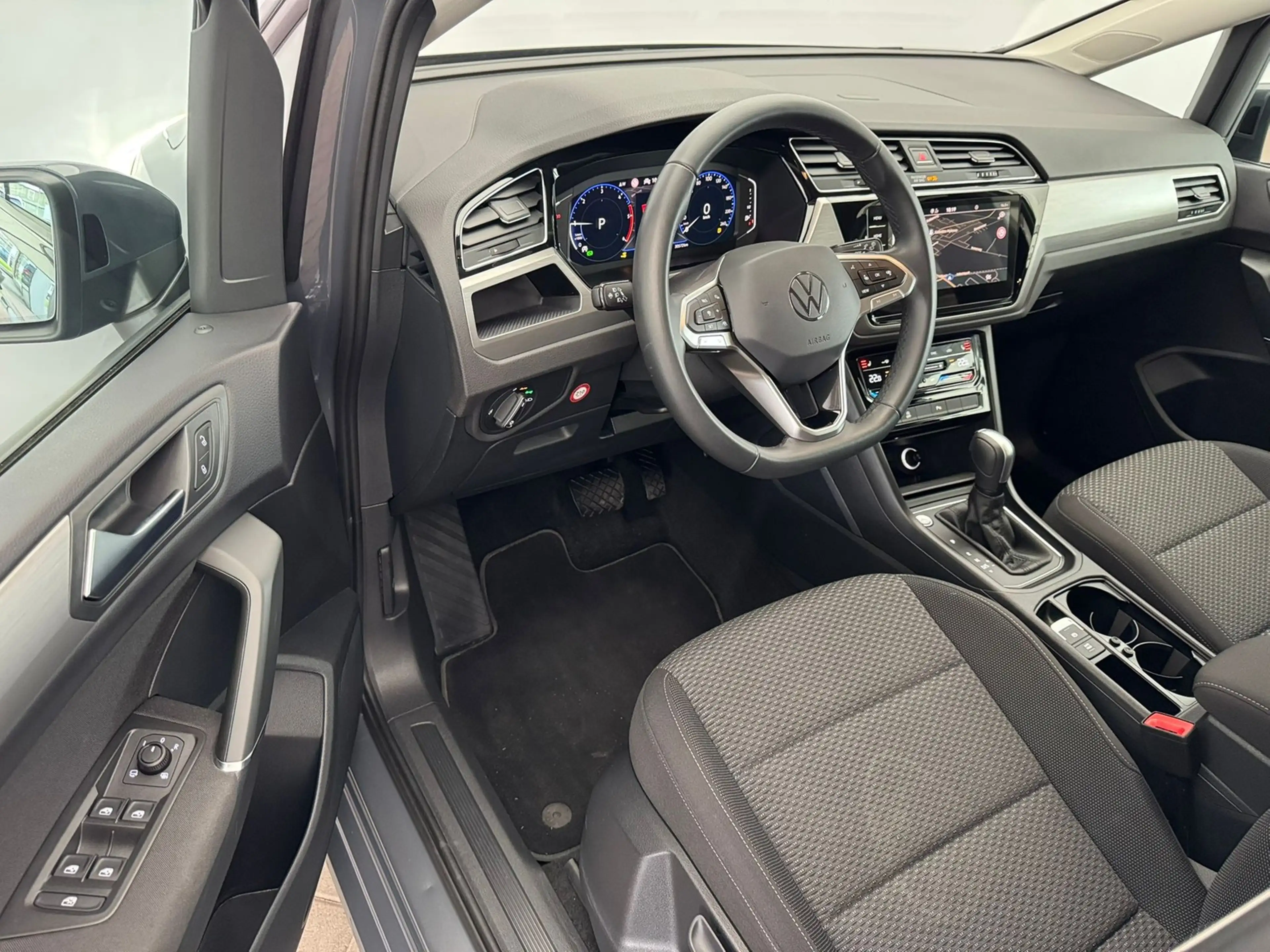 Volkswagen Touran Comfortline 2.0TDI DSG+RFK+LED+NAVI+KEYLESS+KLIMA — photo 11