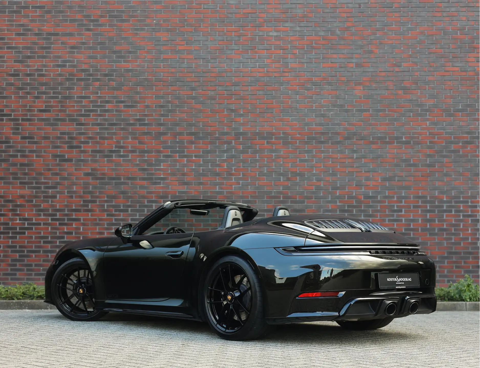 포르쉐 911 Carrera GTS Cabriolet 2025 블랙 사진 2