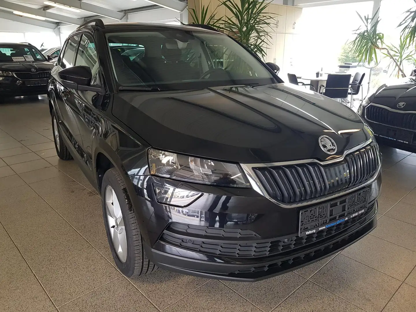 Skoda Karoq TDI DSG 4X4 AMB. Navi SmartLink PDC vo+hi el. Klap Schwarz - 1