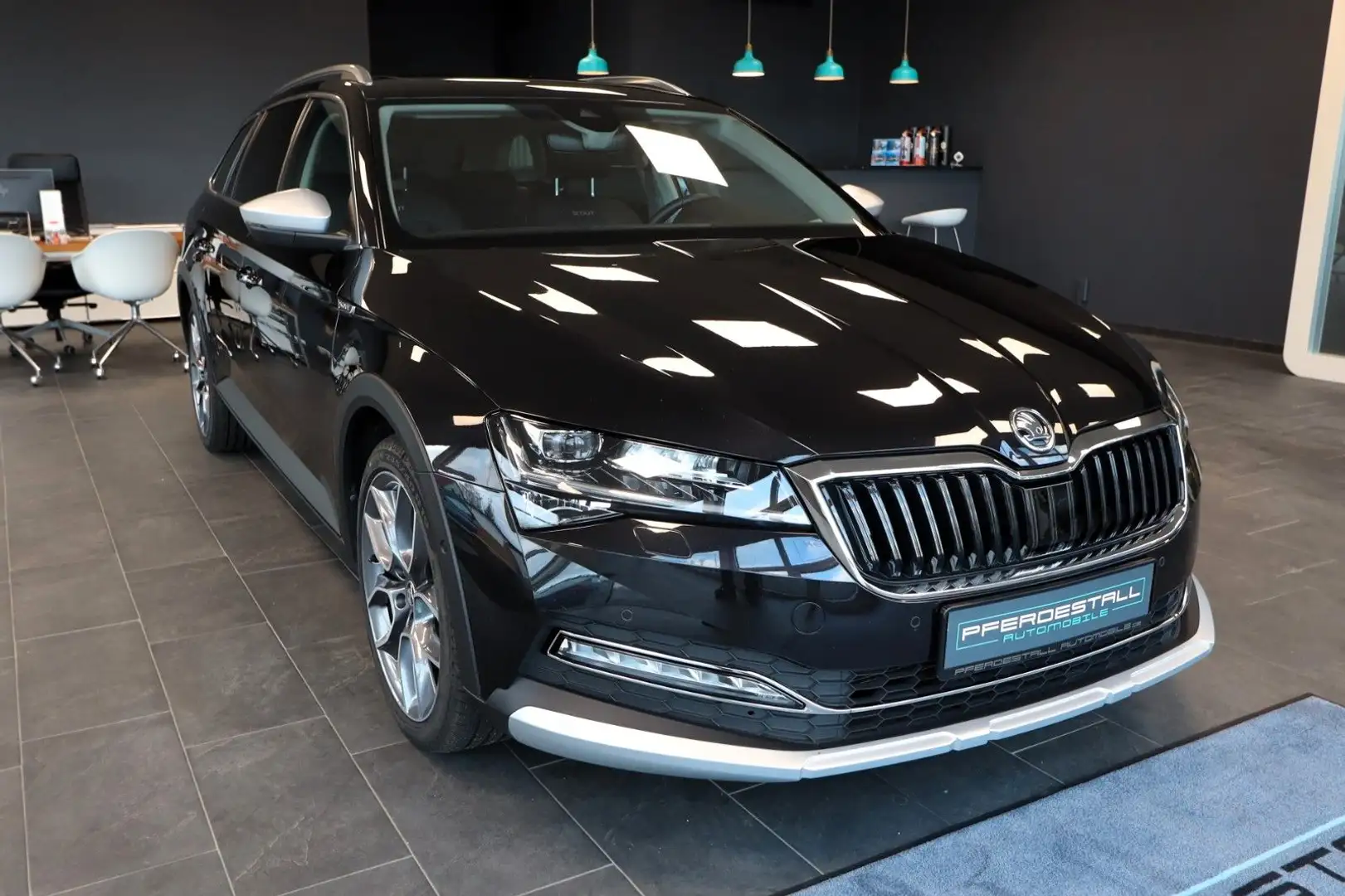 Skoda Superb Combi 2.0 TDI Scout 4x4 PANO AHK STHZ 360 Negro - 1