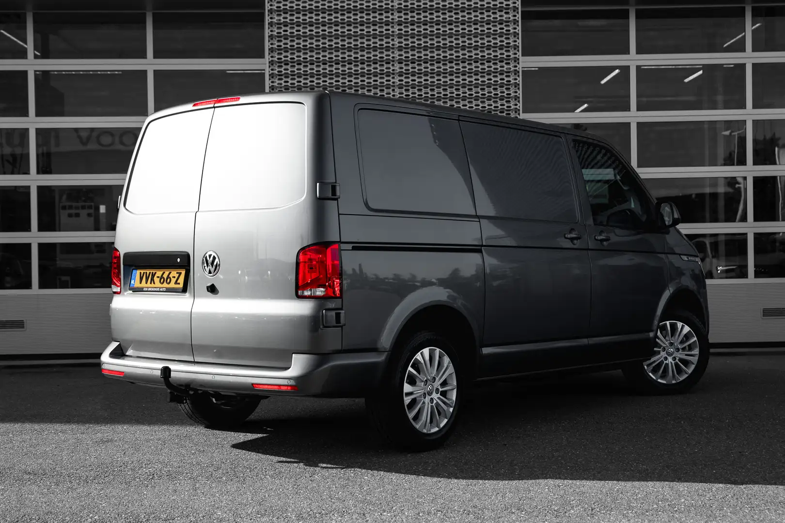 Volkswagen Transporter 2.0 TDI L1H1 28 Bulli | Achteruitrijcamera | Achte Grijs - 2