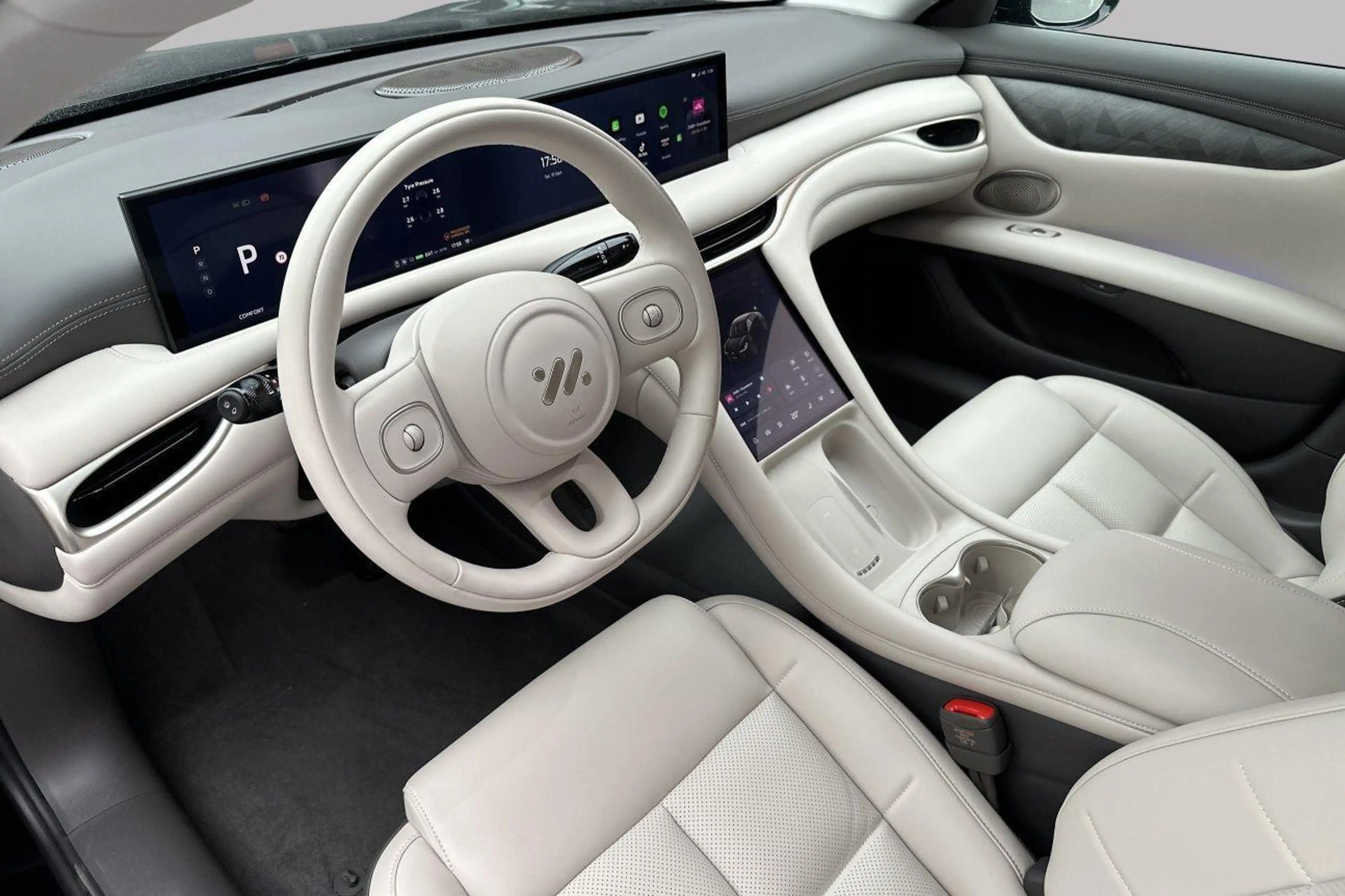 MG IM5 100 kWh LONG RANGE RWD — photo 9