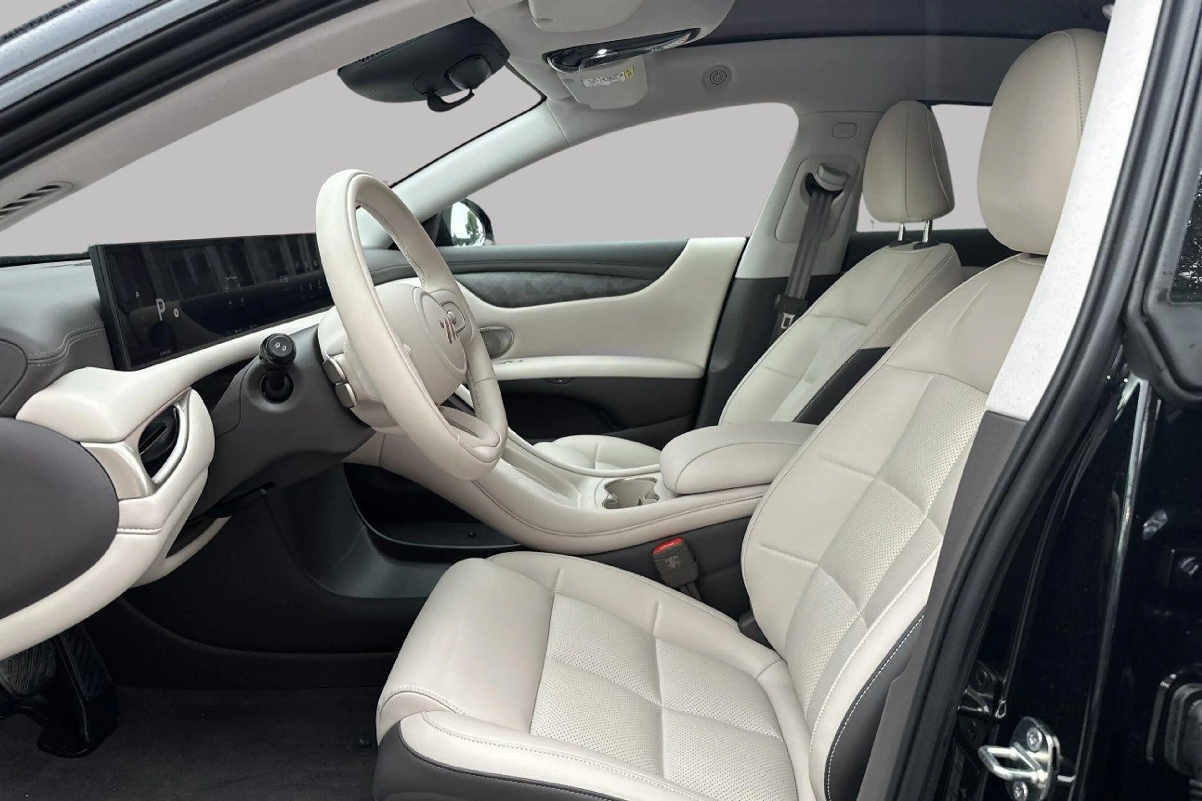 MG IM5 100 kWh LONG RANGE RWD — photo 10