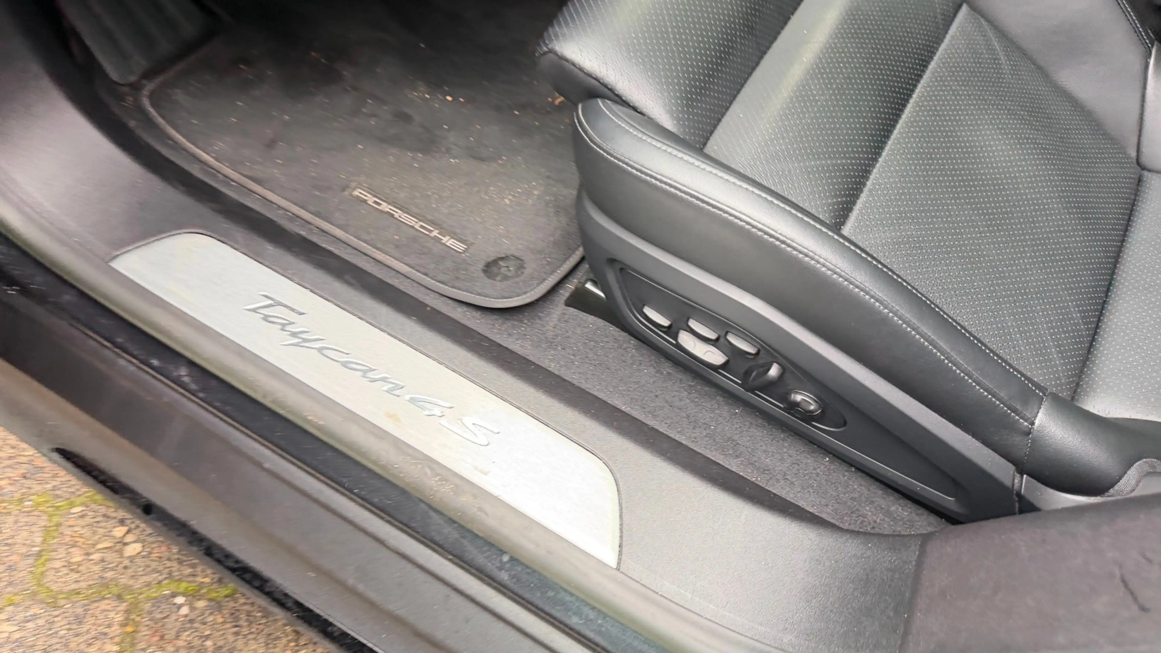 Porsche Taycan 4 S — photo 12