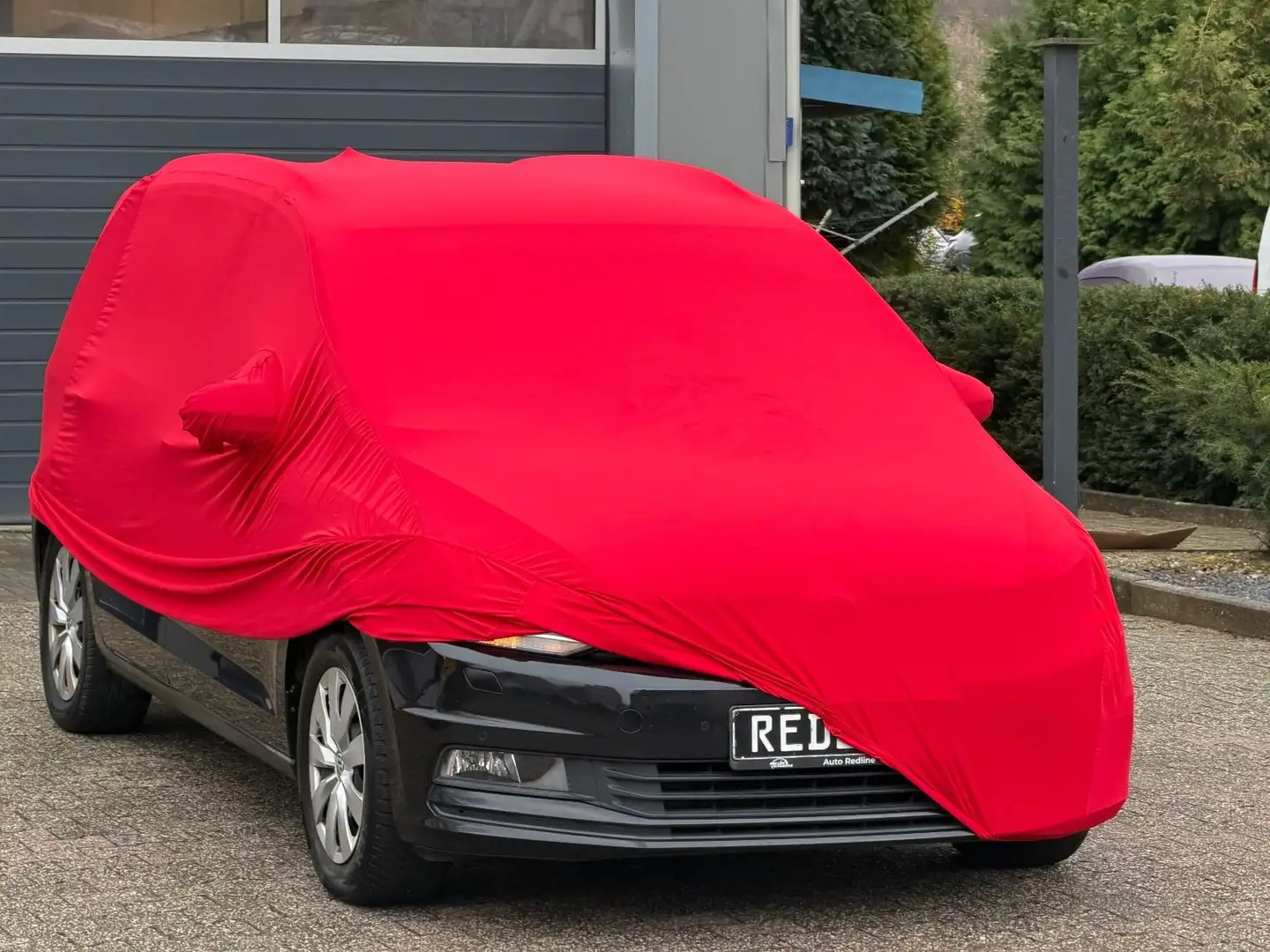 Volkswagen Touran /// 7 Sitze /// Neuwertig /// Schwarz - 1