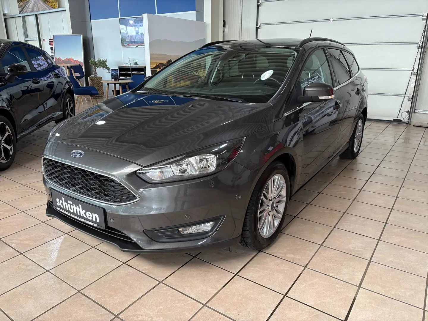 Ford Focus 1.0 EcoBoost Cool&Connect NAVI, ALU, WiPa, AHK Grau - 1
