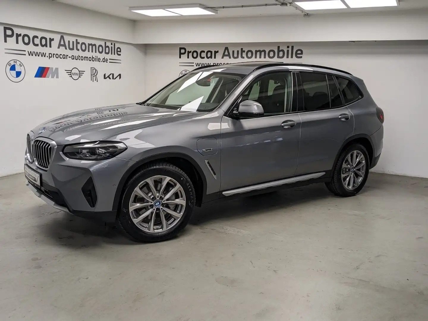 BMW X3 xDrive30e AHK Pano ACC DA PA HiFi 19'' Memory Grau - 2