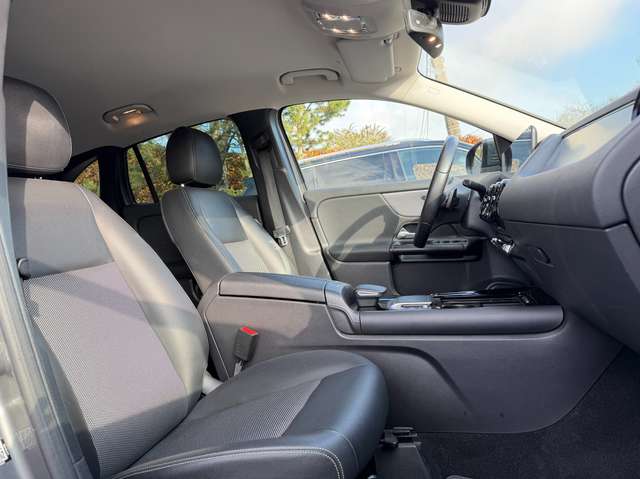 Mercedes-Benz GLA 180 2020 — vignette 12