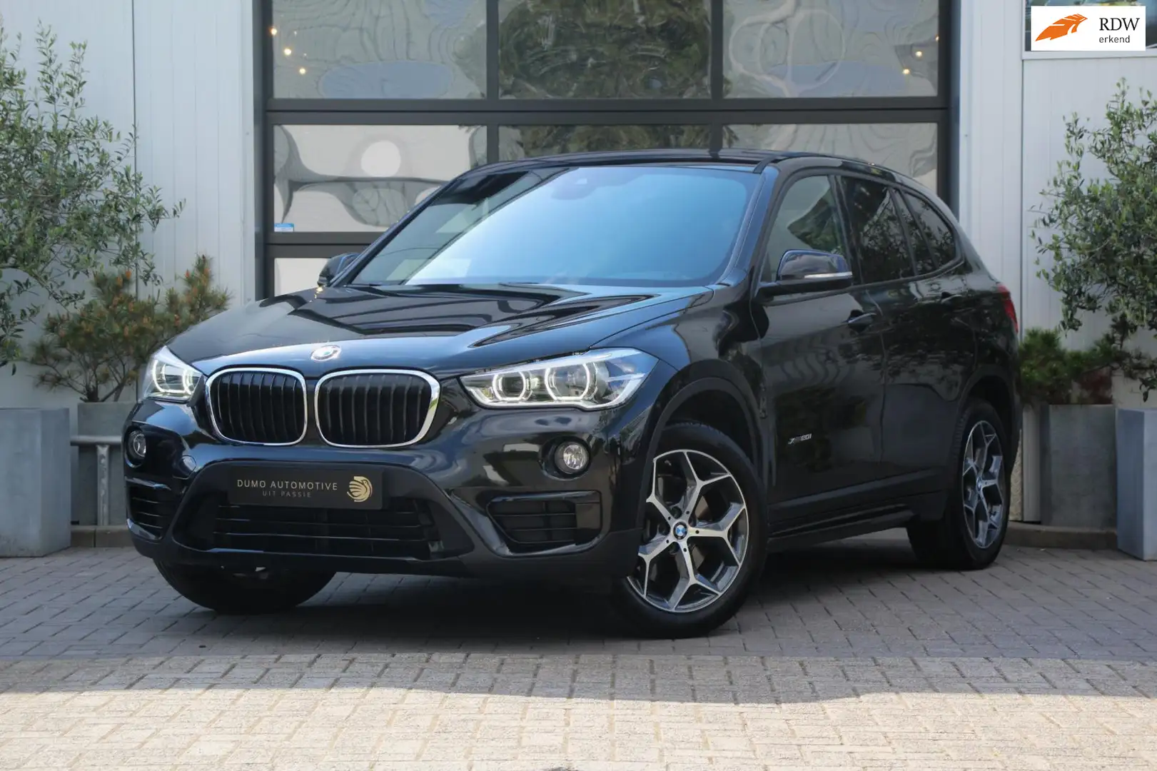 BMW X1 XDrive20i Sport Line Automaat - LED - PANO - NAVI Negro - 1