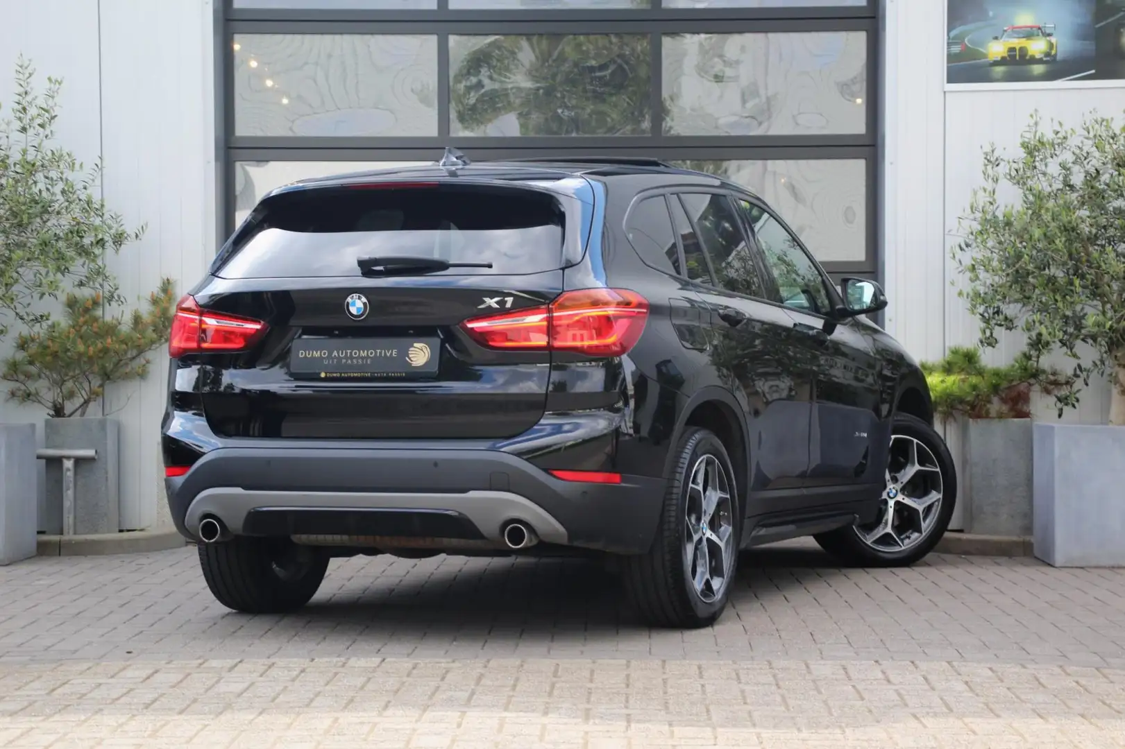 BMW X1 XDrive20i Sport Line Automaat - LED - PANO - NAVI Negro - 2