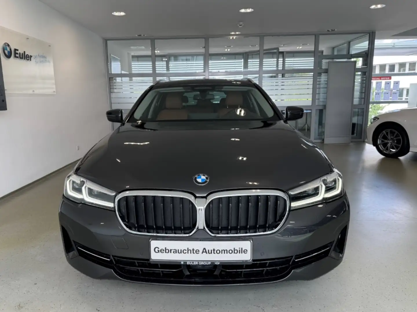 BMW 520 d xDrive Touring HUD AHK Navi LED El. Heckklappe A Grau - 2