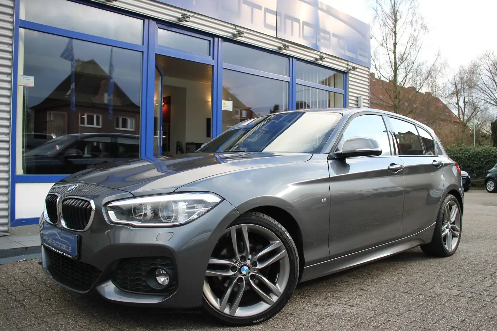 BMW 118 i M Sport/Leder/18Zoll/LED/AHK Grau - 1