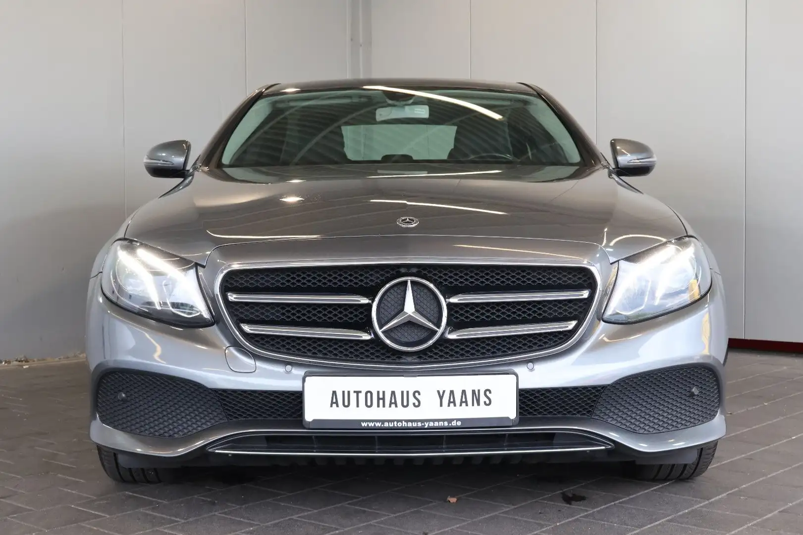 Mercedes-Benz E 200 d Avantgarde NAVI+SIDE+LED+KAM+17" Grau - 2