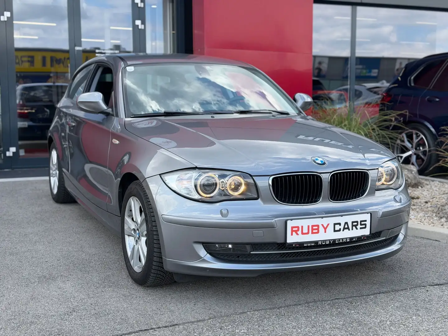 BMW 118 1er-Reihe 118d Aut. NAVI/PDC/SHZ Silber - 2