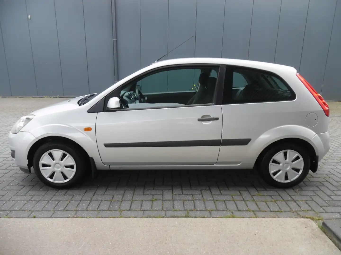 Ford Fiesta 1.4-16V FUTURA Grijs - 2