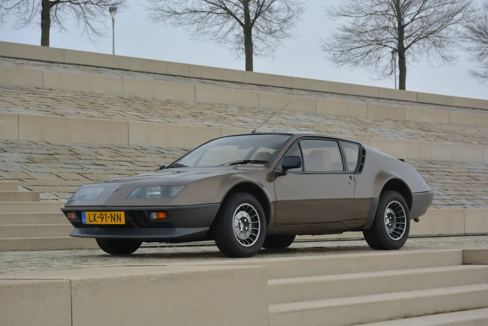 Renault Alpine A310 2.7 V6 Braun - 1
