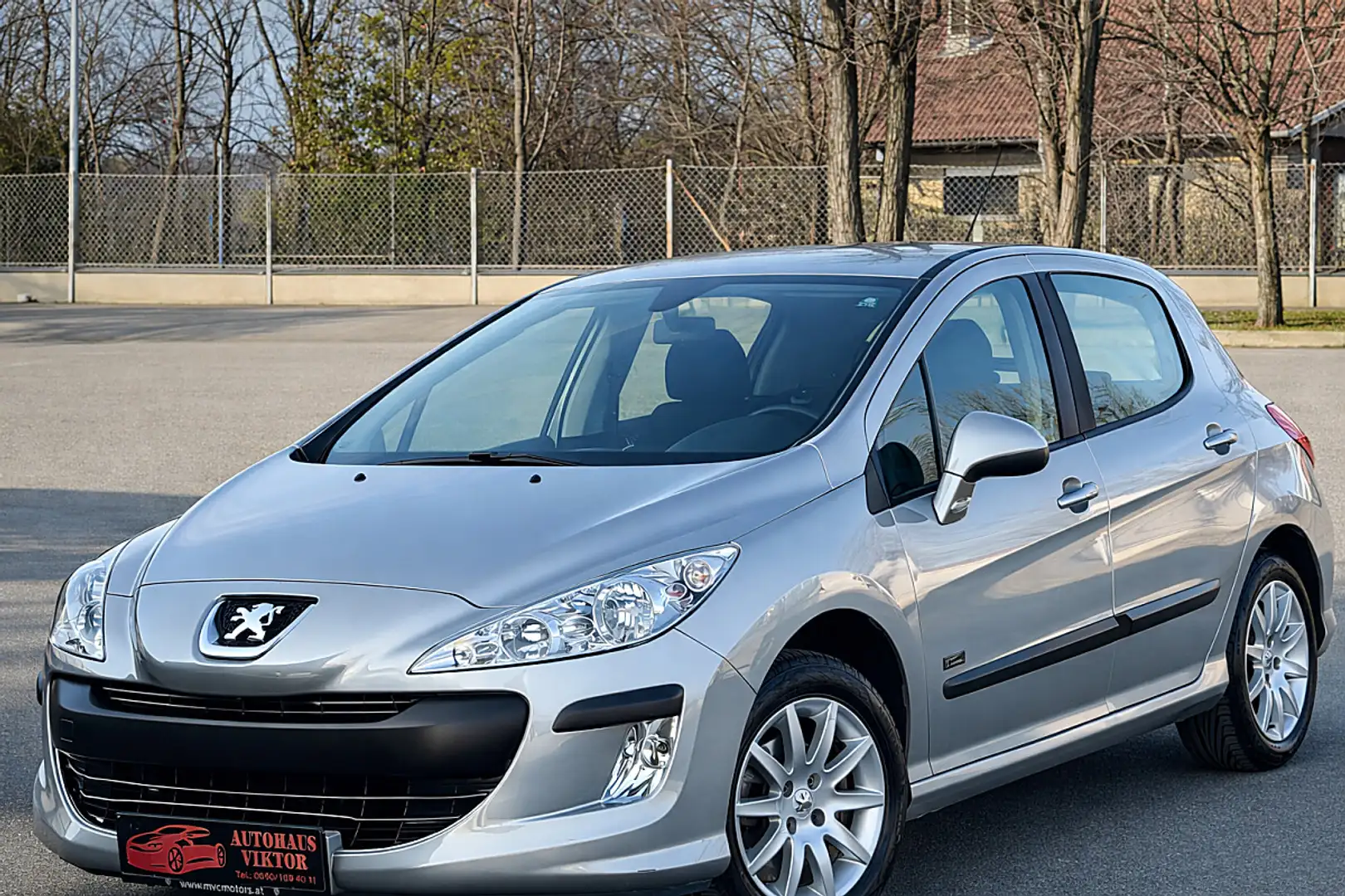 Peugeot 308 1,4 16VVTi Lion Edition*WENIG KILOMETER,SERVICE... Silber - 1