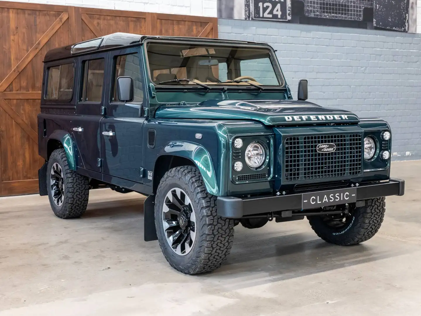 Land Rover Defender 110 STATION WORKS V8 BESPOKE Grün - 1