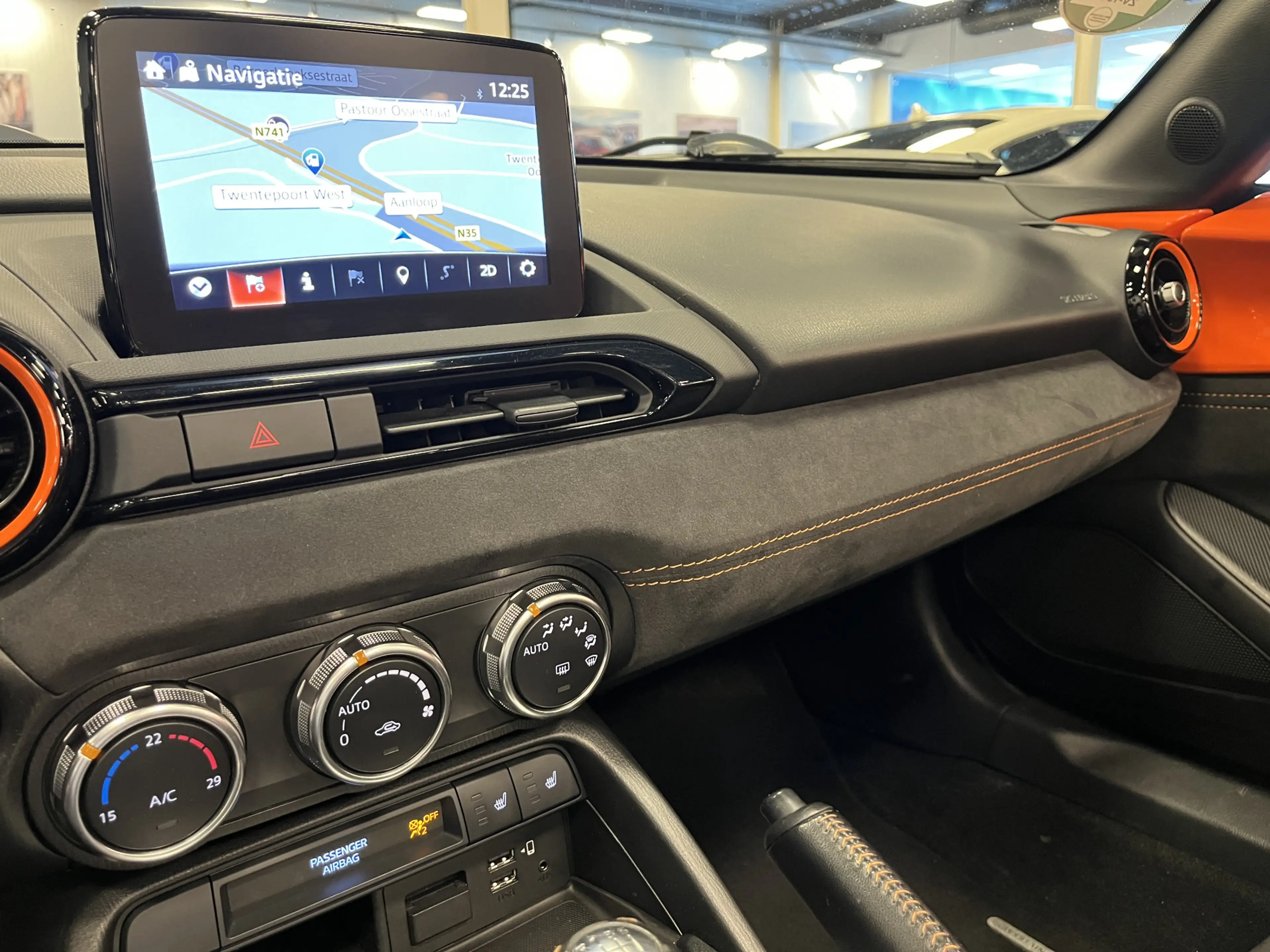 Mazda MX-5 ND Roadster 2.0 SkyActiv-G 184PK 30th Anniversary — photo 33